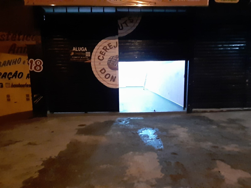 Aluga um salão comercial de 72M² e um banheiro ( ALUGADO)