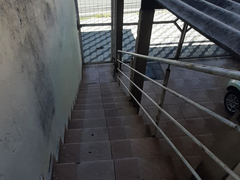 Vende uma casa com três dormitórios e uma suíte e um banheiro social