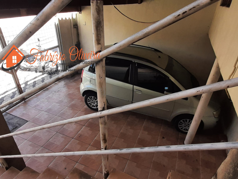 Vende uma casa com três dormitórios e uma suíte e um banheiro social