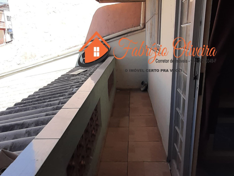Vende uma casa com três dormitórios e uma suíte e um banheiro social