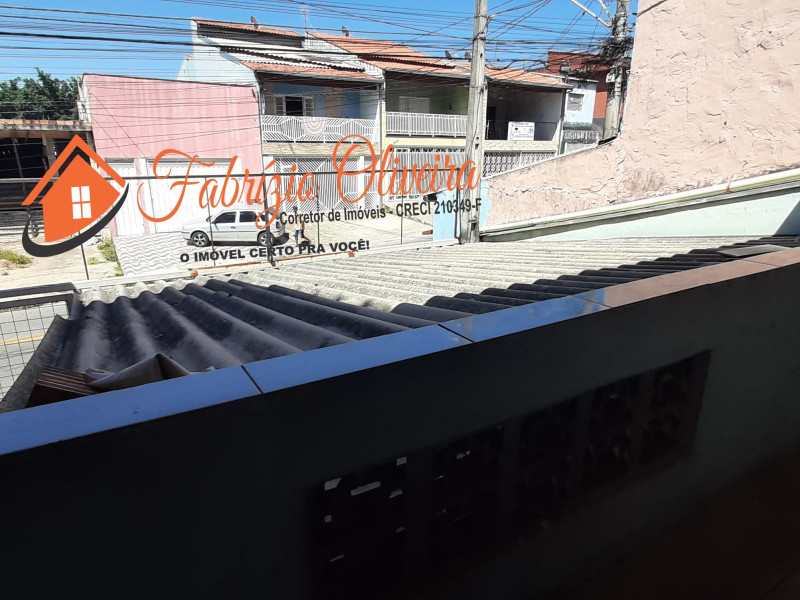 Vende uma casa com três dormitórios e uma suíte e um banheiro social