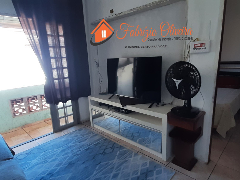 Vende uma casa com três dormitórios e uma suíte e um banheiro social