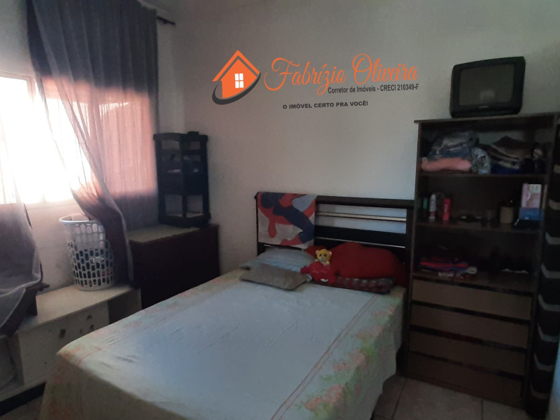 Vende uma casa com três dormitórios e uma suíte e um banheiro social