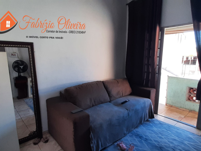 Vende uma casa com três dormitórios e uma suíte e um banheiro social