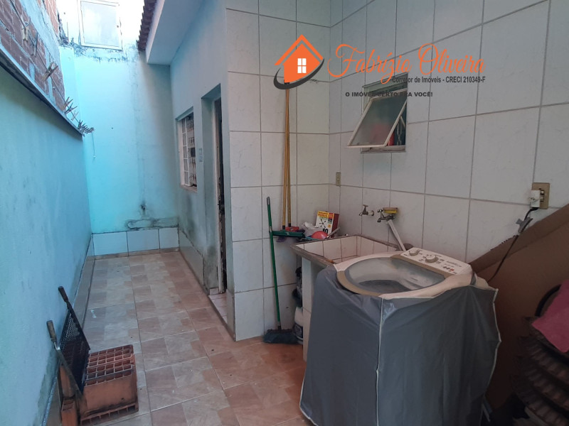 Vende uma casa com três dormitórios e uma suíte e um banheiro social