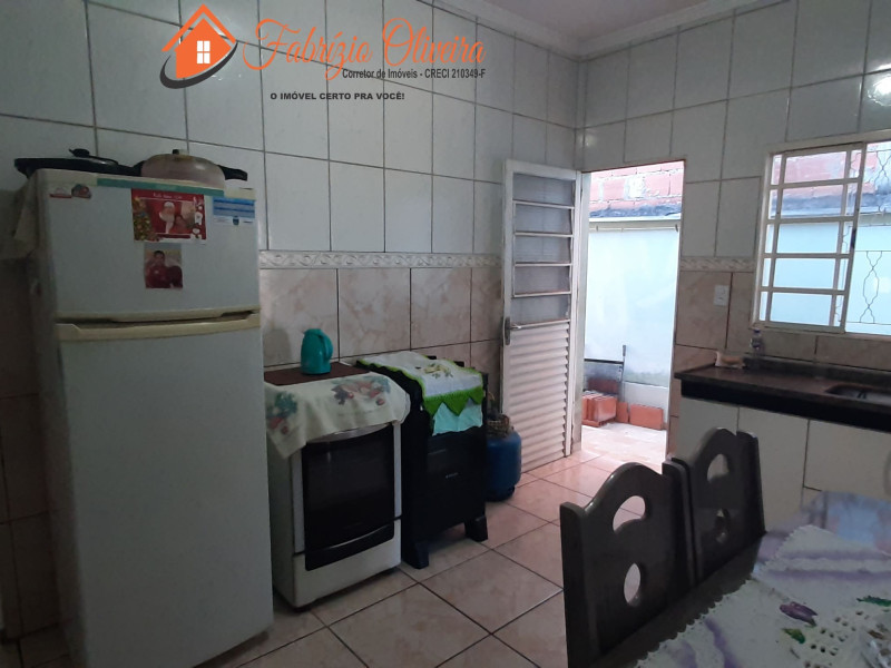Vende uma casa com três dormitórios e uma suíte e um banheiro social
