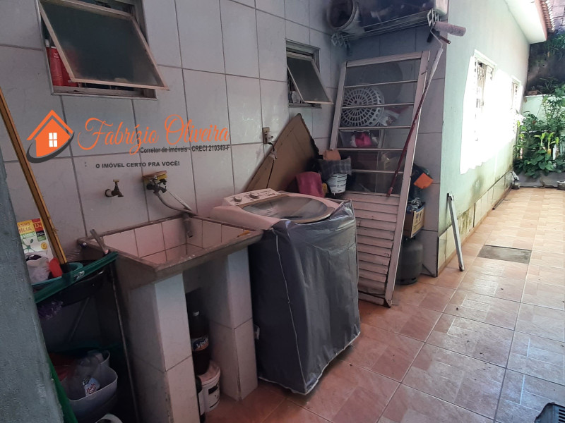 Vende uma casa com três dormitórios e uma suíte e um banheiro social