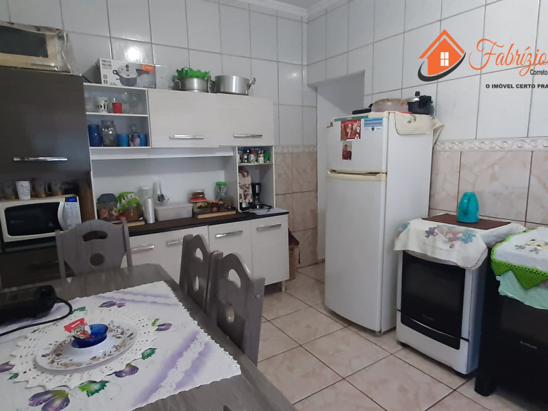 Vende uma casa com três dormitórios e uma suíte e um banheiro social