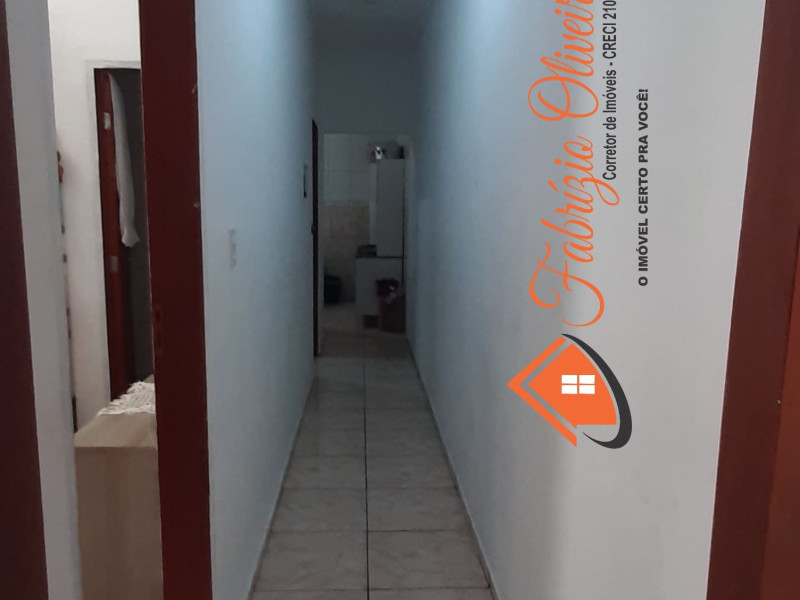 Vende uma casa com três dormitórios e uma suíte e um banheiro social