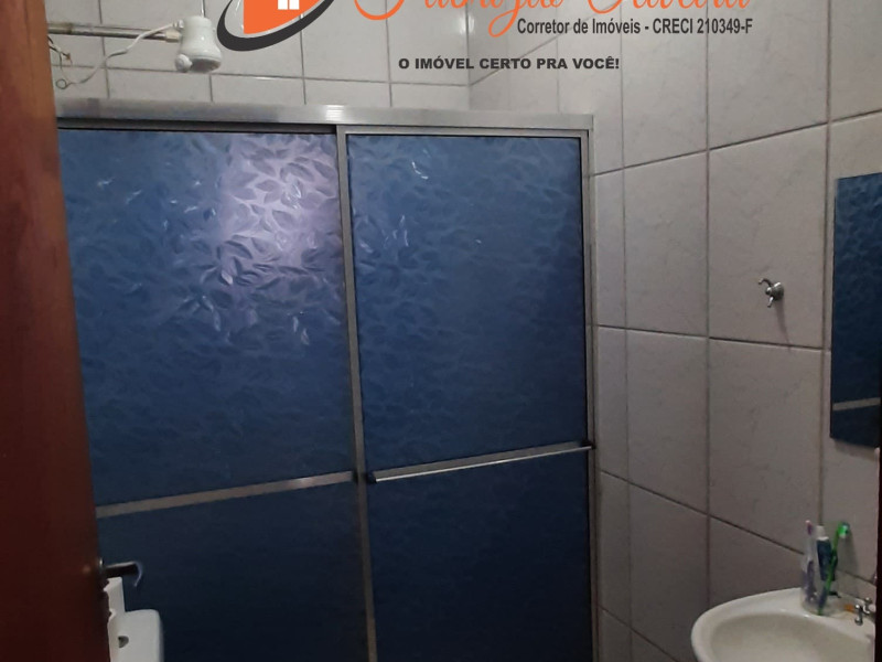 Vende uma casa com três dormitórios e uma suíte e um banheiro social