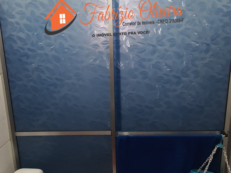 Vende uma casa com três dormitórios e uma suíte e um banheiro social