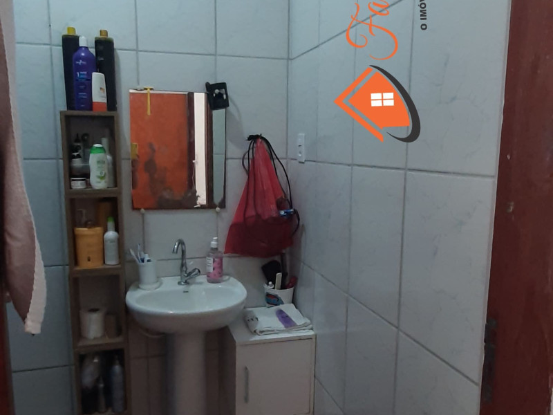 Vende uma casa com três dormitórios e uma suíte e um banheiro social