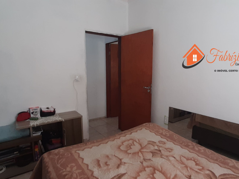 Vende uma casa com três dormitórios e uma suíte e um banheiro social