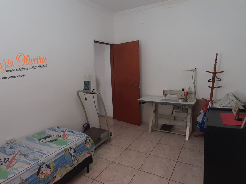 Vende uma casa com três dormitórios e uma suíte e um banheiro social
