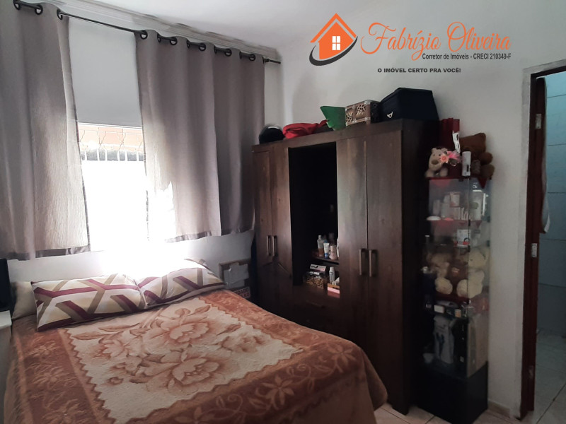 Vende uma casa com três dormitórios e uma suíte e um banheiro social