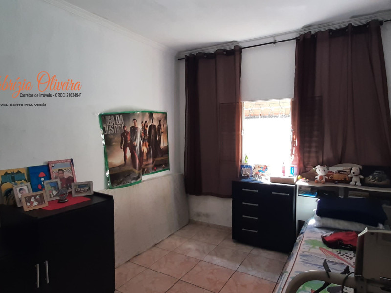 Vende uma casa com três dormitórios e uma suíte e um banheiro social