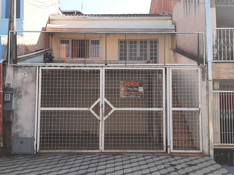Vende uma casa com três dormitórios e uma suíte e um banheiro social