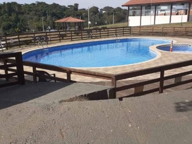 Vende um terreno de esquina com 305,00M²