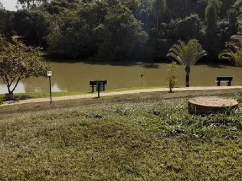 Vende um terreno de esquina com 305,00M²