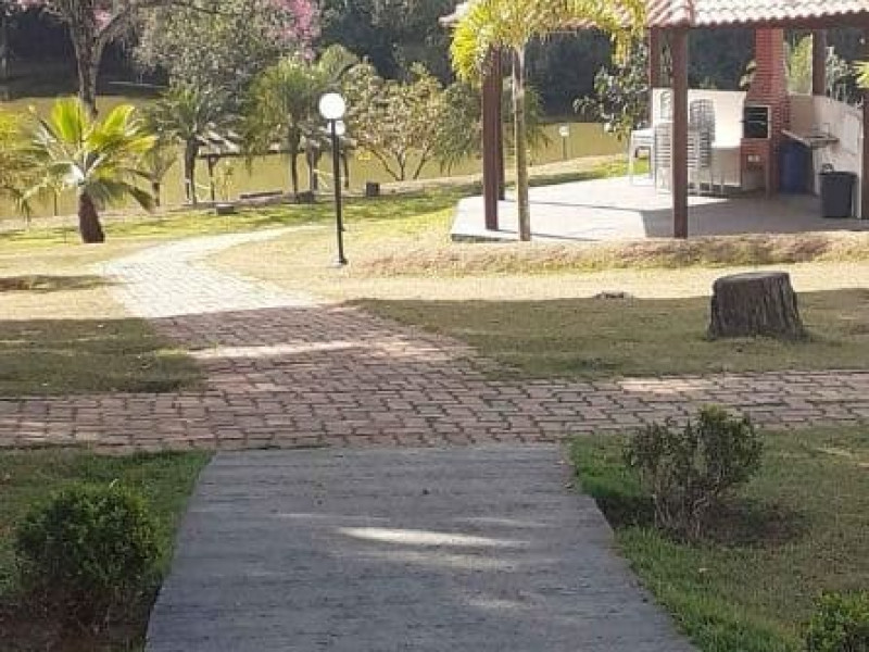 Vende um terreno de esquina com 305,00M²