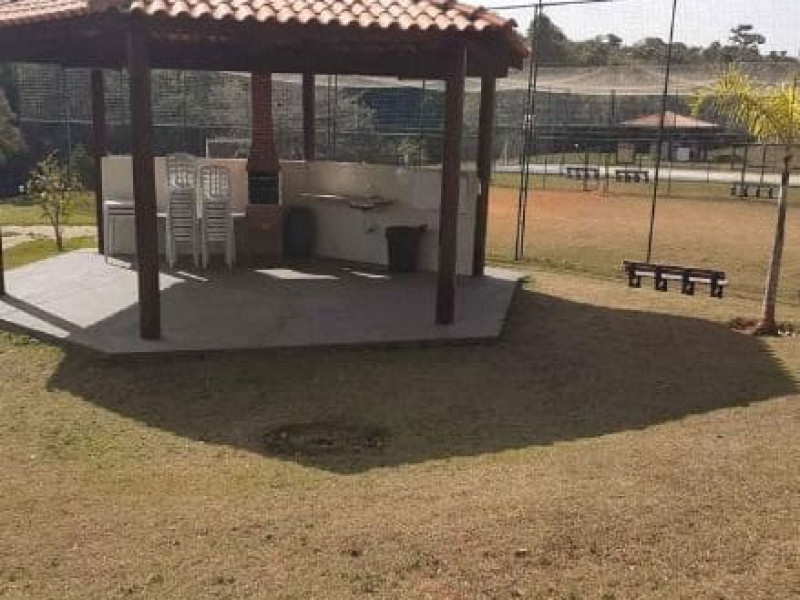 Vende um terreno de esquina com 305,00M²
