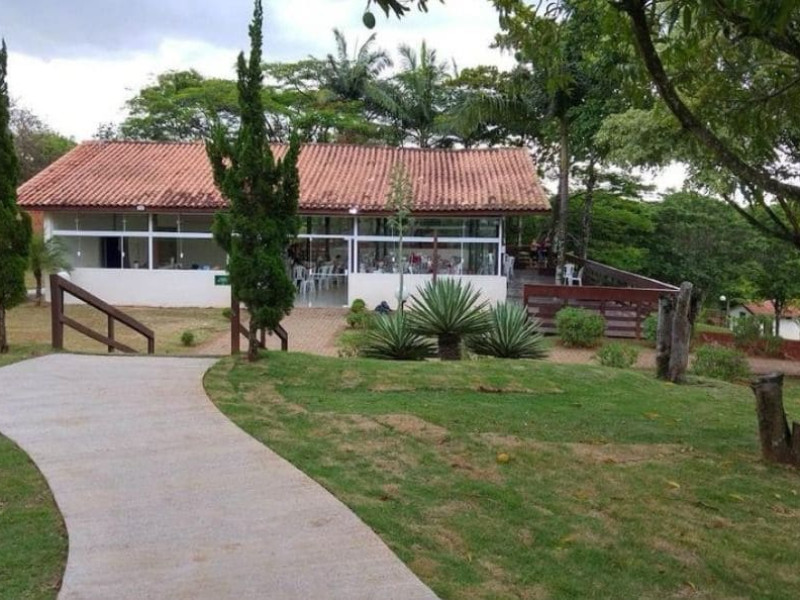 Vende um terreno de esquina com 305,00M²