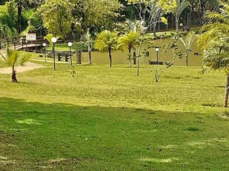 Vende um terreno de esquina com 305,00M²