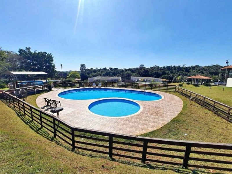Vende um terreno de esquina com 305,00M²