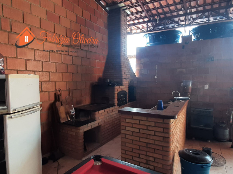 Vende uma chácara com infraestrutura e 998M² de terreno