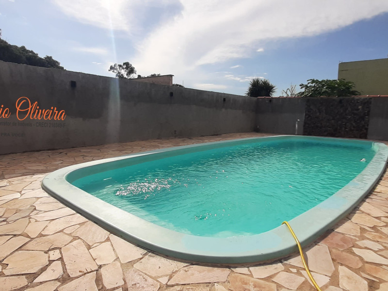 Vende uma chácara com infraestrutura e 998M² de terreno