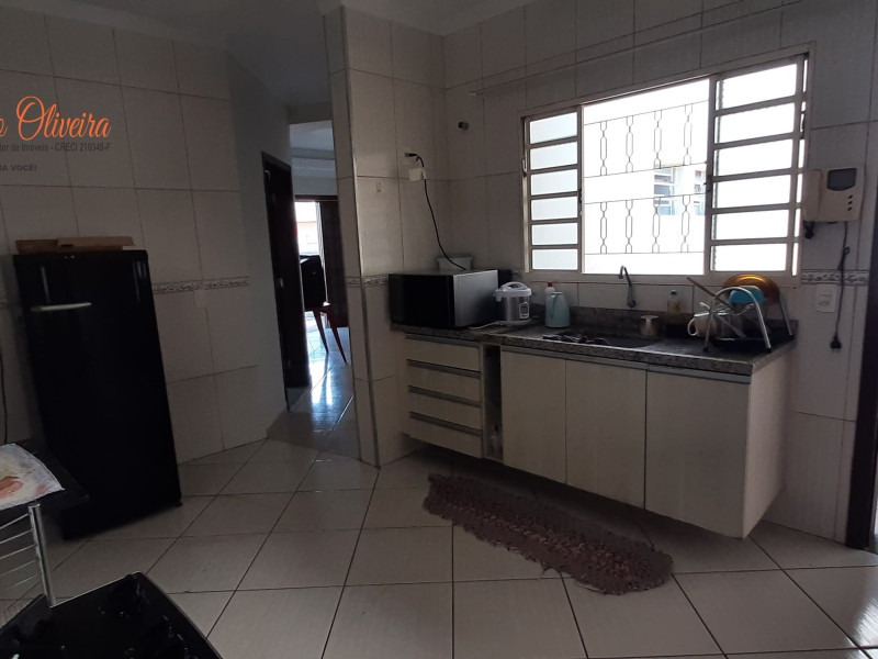 Aluga um sobrado com duas moradias 5 quartos duas suítes e dois banheiros