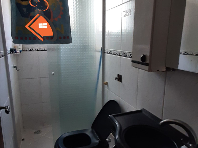 Aluga um sobrado com duas moradias 5 quartos duas suítes e dois banheiros