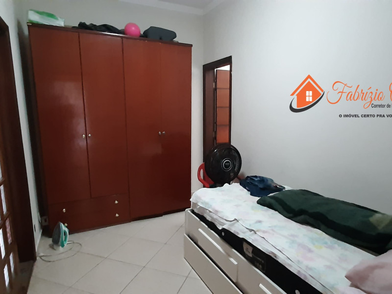 Aluga um sobrado com duas moradias 5 quartos duas suítes e dois banheiros