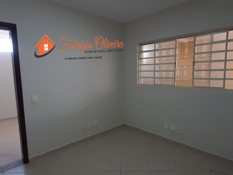 Aluga um sobrado com duas moradias 5 quartos duas suítes e dois banheiros