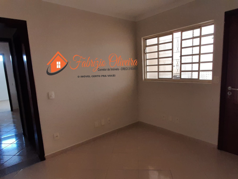 Aluga um sobrado com duas moradias 5 quartos duas suítes e dois banheiros