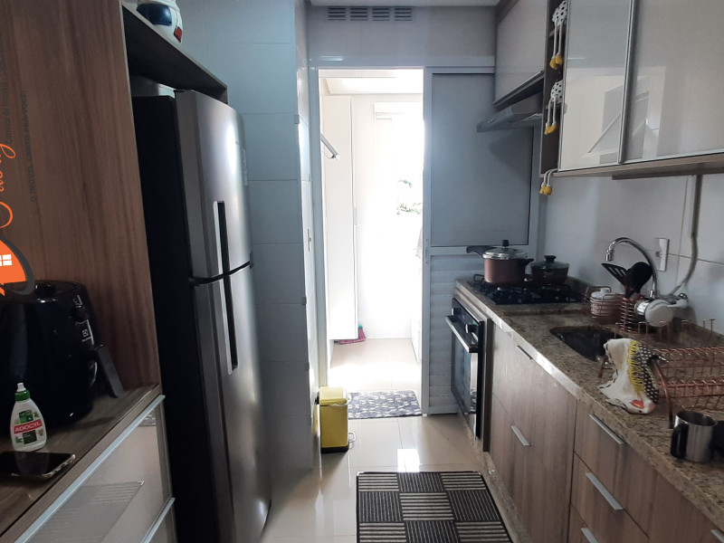 Vende Apartamento com três dormitórios sendo um suíte